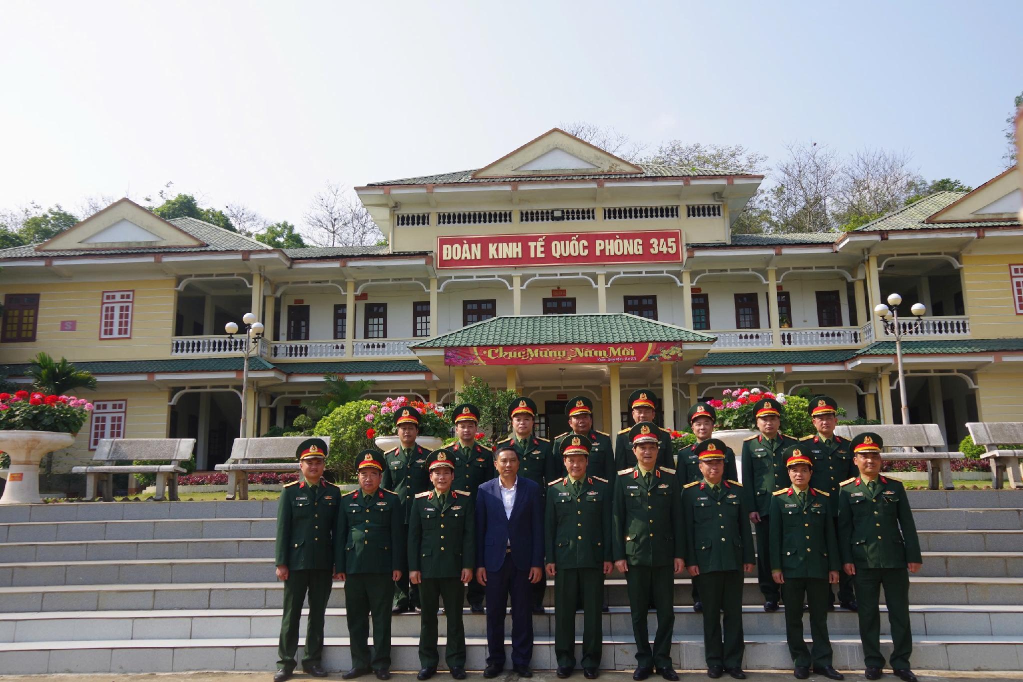 Hình ảnh trong tài liệu lịch sử Đoàn 345